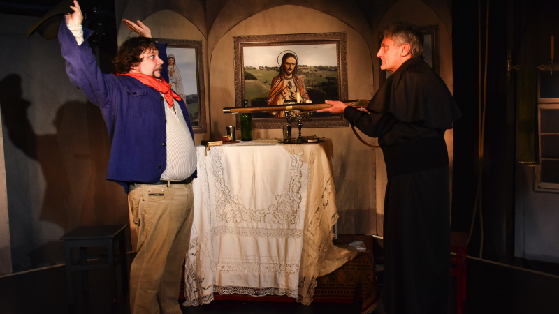 Hände hoch! Don Camillo im Hoftheater