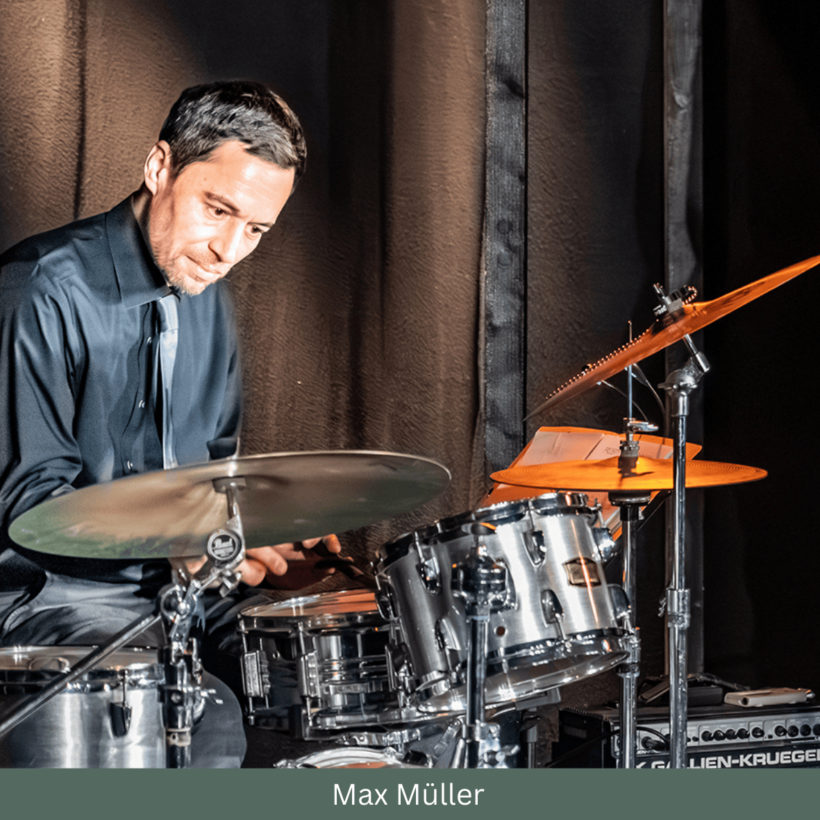 Max Müller an den Drums
